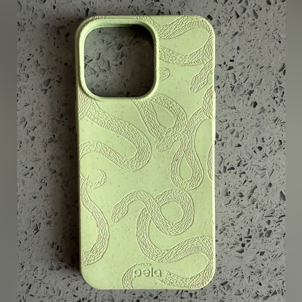 Pela iPhone 13 pro green snake case 🐍